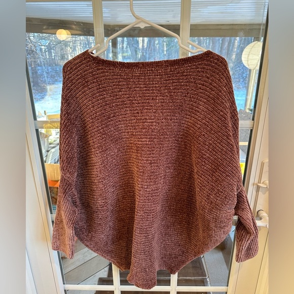 Boutique Sweater with the cutest silhouette - Picture 5 of 5